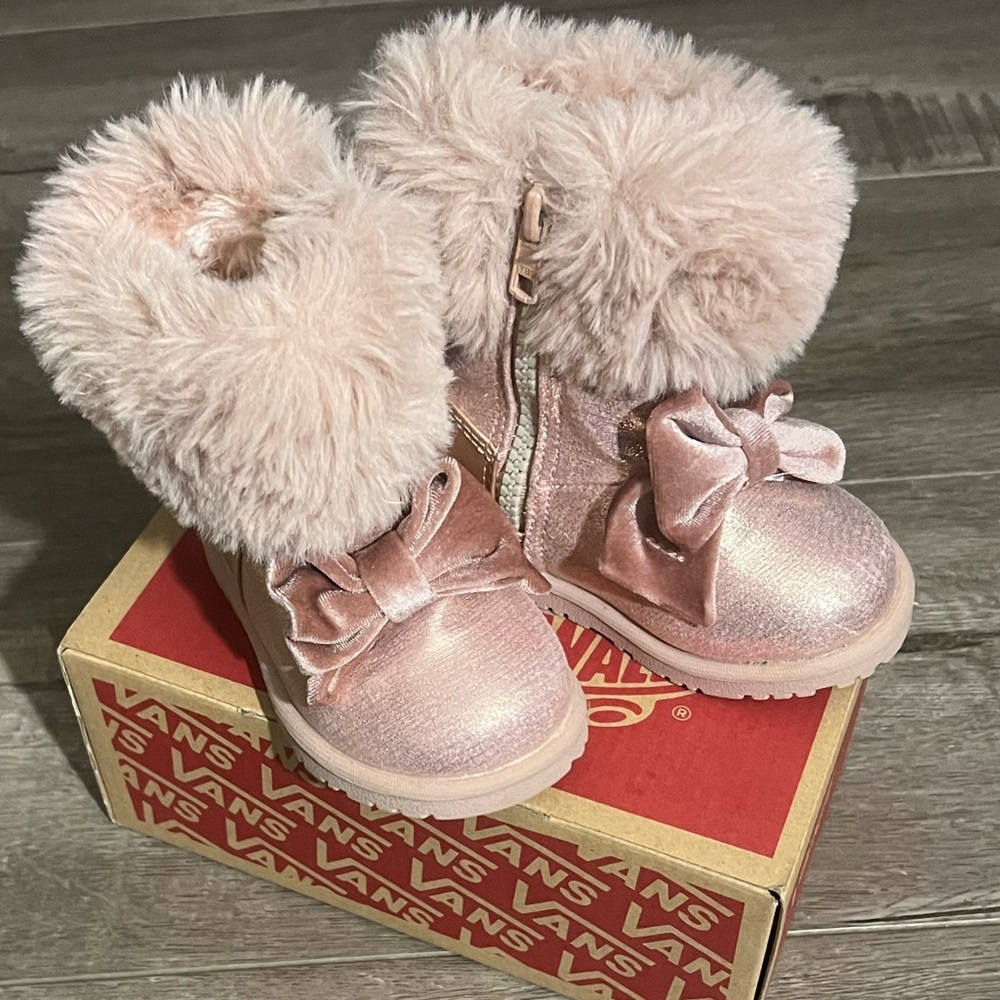 Seychelles Pink Bow w/faux fur Boots Sz 5